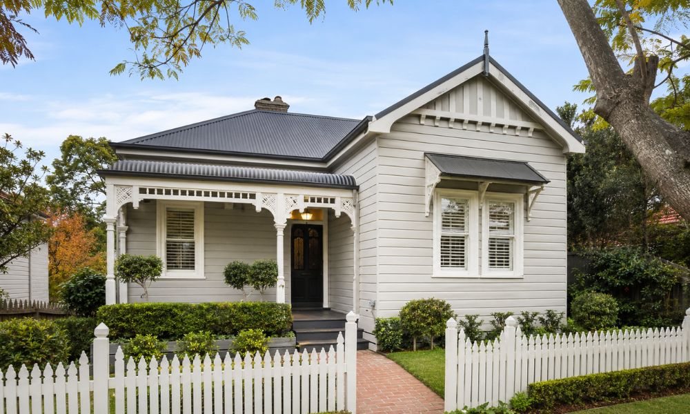 Repainted Federation weatherboard facade with restored timber trims in Beecroft
